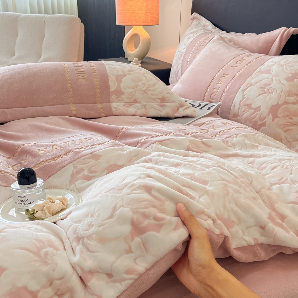 91家纺网 家纺一手货源 找家纺 博纳家纺 2025新款加厚牛奶绒雕花刺绣四件套-繁花倾心 繁花倾心-粉玉