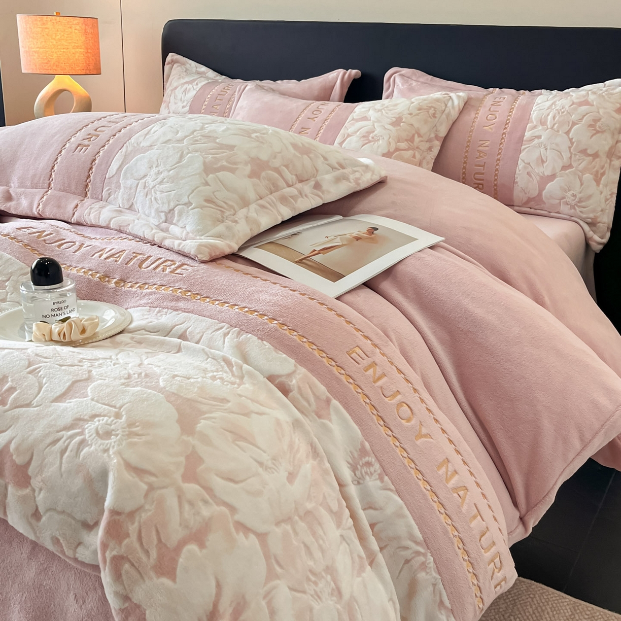 91家纺网 家纺一手货源 找家纺 博纳家纺 2025新款加厚牛奶绒雕花刺绣四件套-繁花倾心 繁花倾心-粉玉