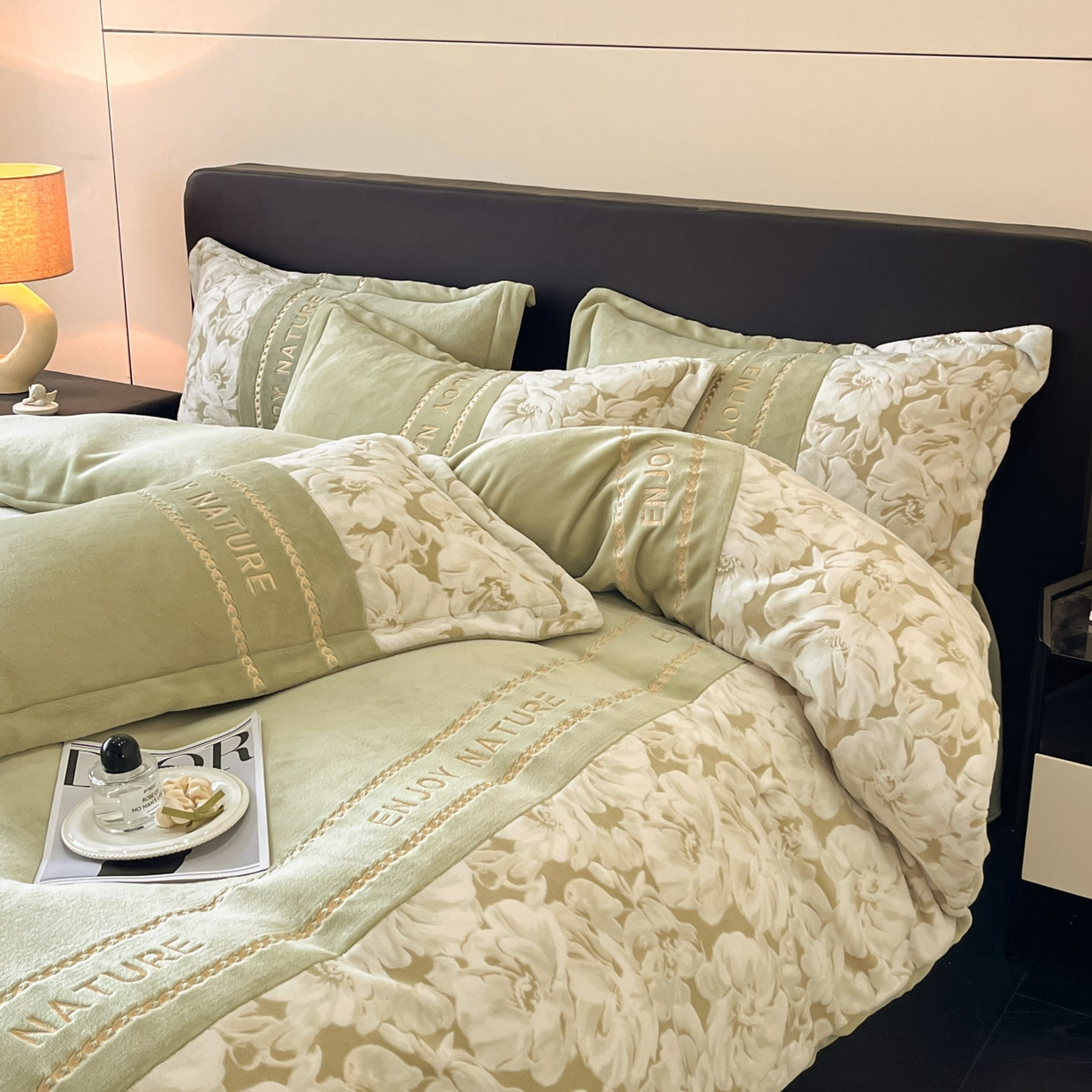 91家纺网 家纺一手货源 找家纺 （总）博纳家纺 2025新款加厚牛奶绒雕花刺绣四件套-繁花倾心