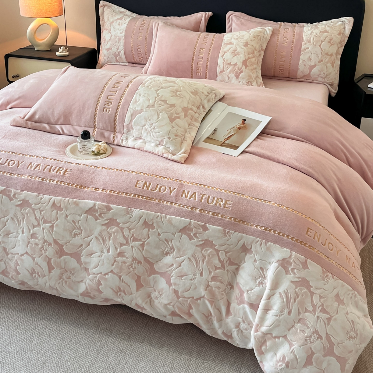 91家纺网 家纺一手货源 找家纺 博纳家纺 2025新款加厚牛奶绒雕花刺绣四件套-繁花倾心 繁花倾心-粉玉