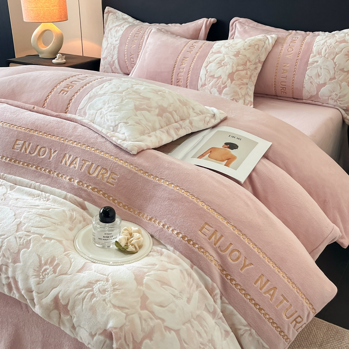 91家纺网 家纺一手货源 找家纺 博纳家纺 2025新款加厚牛奶绒雕花刺绣四件套-繁花倾心 繁花倾心-粉玉