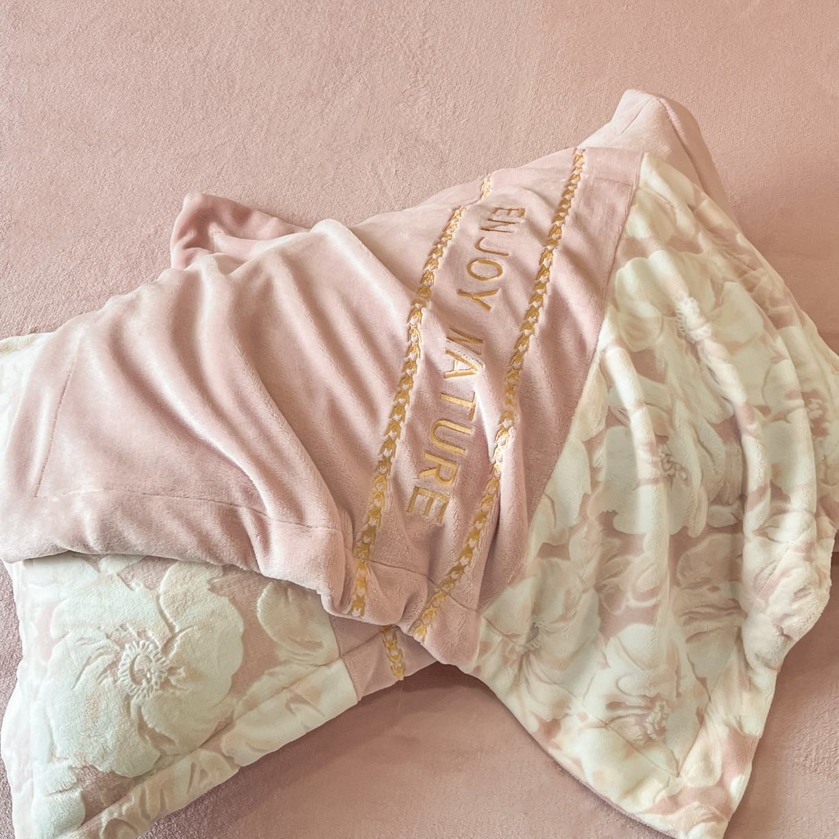 91家纺网 家纺一手货源 找家纺 博纳家纺 2025新款加厚牛奶绒雕花刺绣四件套-繁花倾心 繁花倾心-粉玉