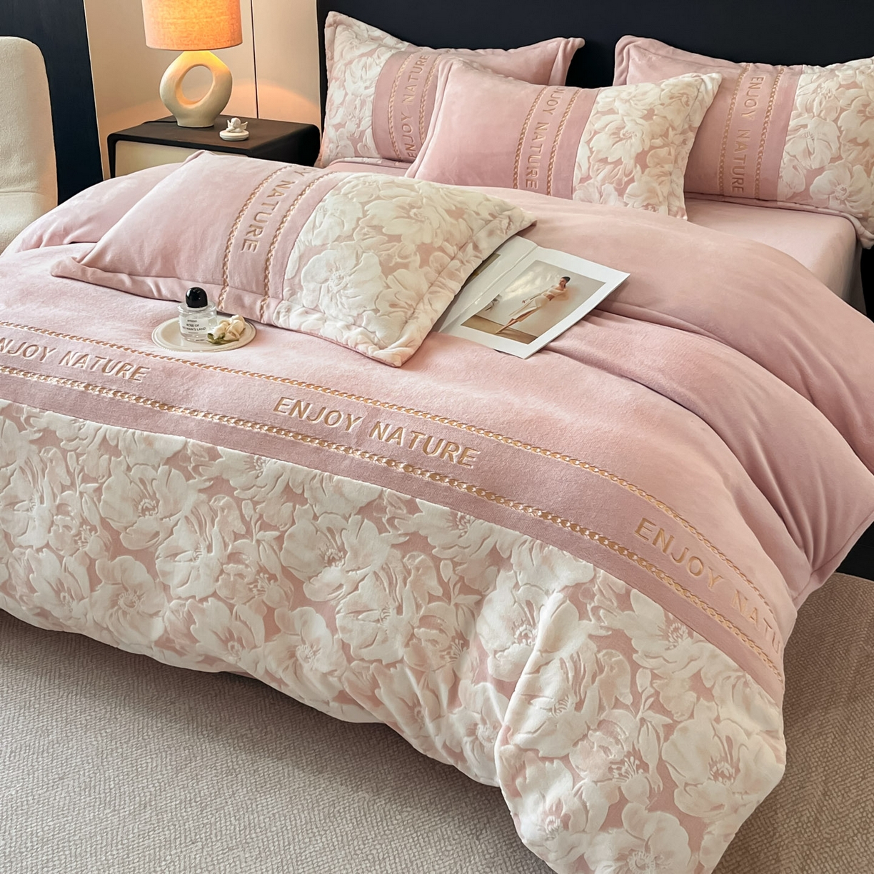 91家纺网 家纺一手货源 找家纺 博纳家纺 2025新款加厚牛奶绒雕花刺绣四件套-繁花倾心 繁花倾心-粉玉