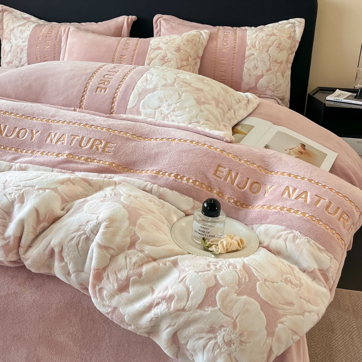 91家纺网 家纺一手货源 找家纺 博纳家纺 2025新款加厚牛奶绒雕花刺绣四件套-繁花倾心 繁花倾心-粉玉