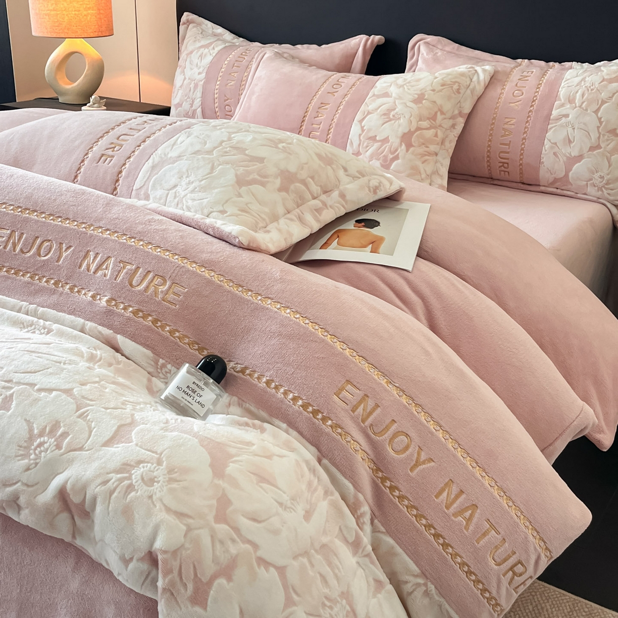 91家纺网 家纺一手货源 找家纺 博纳家纺 2025新款加厚牛奶绒雕花刺绣四件套-繁花倾心 繁花倾心-粉玉