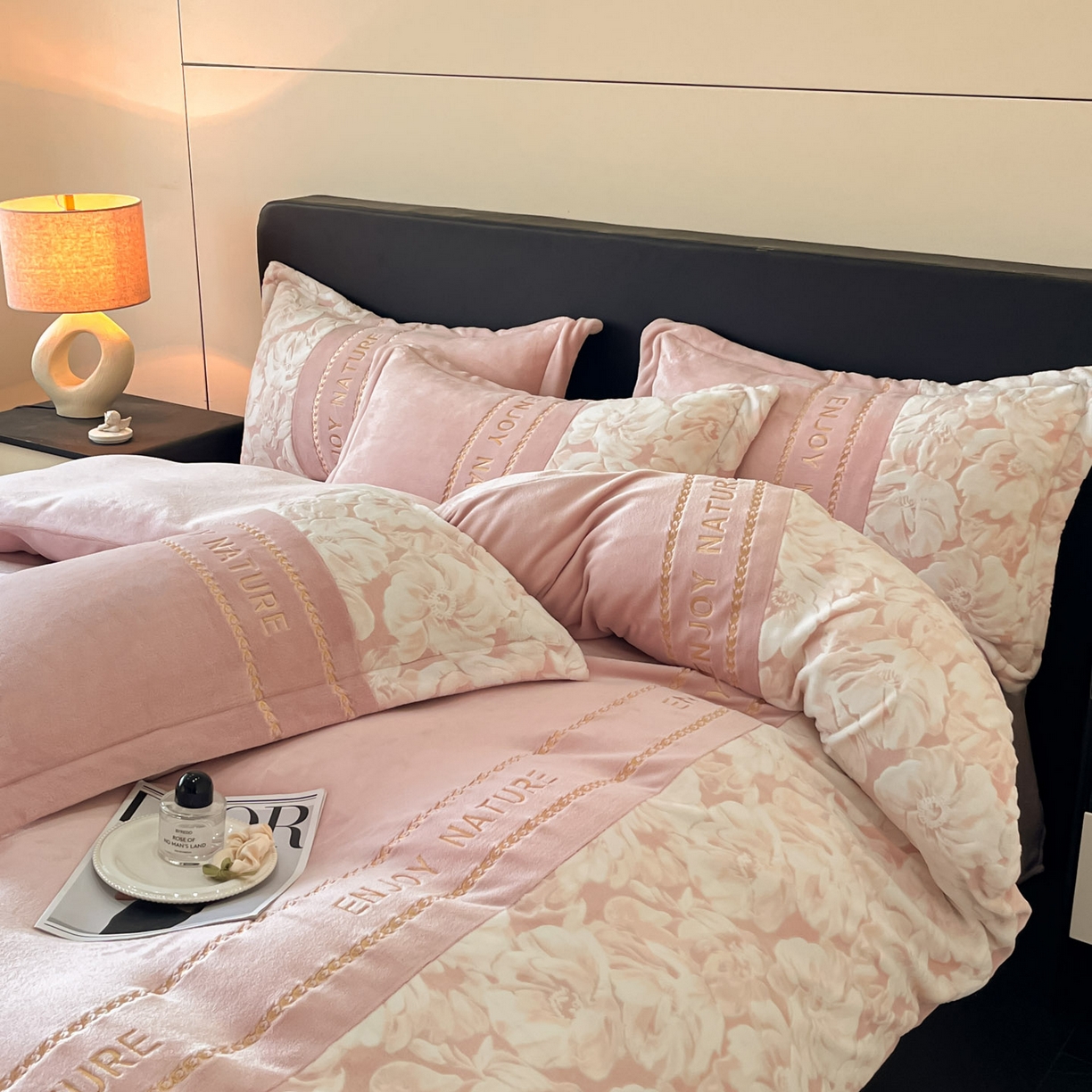 91家纺网 家纺一手货源 找家纺 博纳家纺 2025新款加厚牛奶绒雕花刺绣四件套-繁花倾心 繁花倾心-粉玉