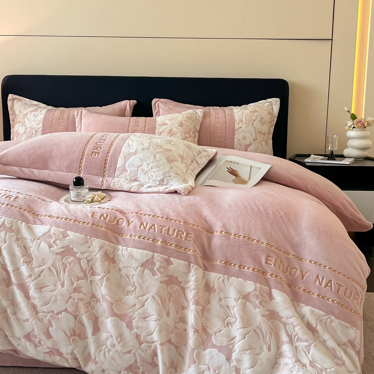 91家纺网 家纺一手货源 找家纺 博纳家纺 2025新款加厚牛奶绒雕花刺绣四件套-繁花倾心 繁花倾心-粉玉