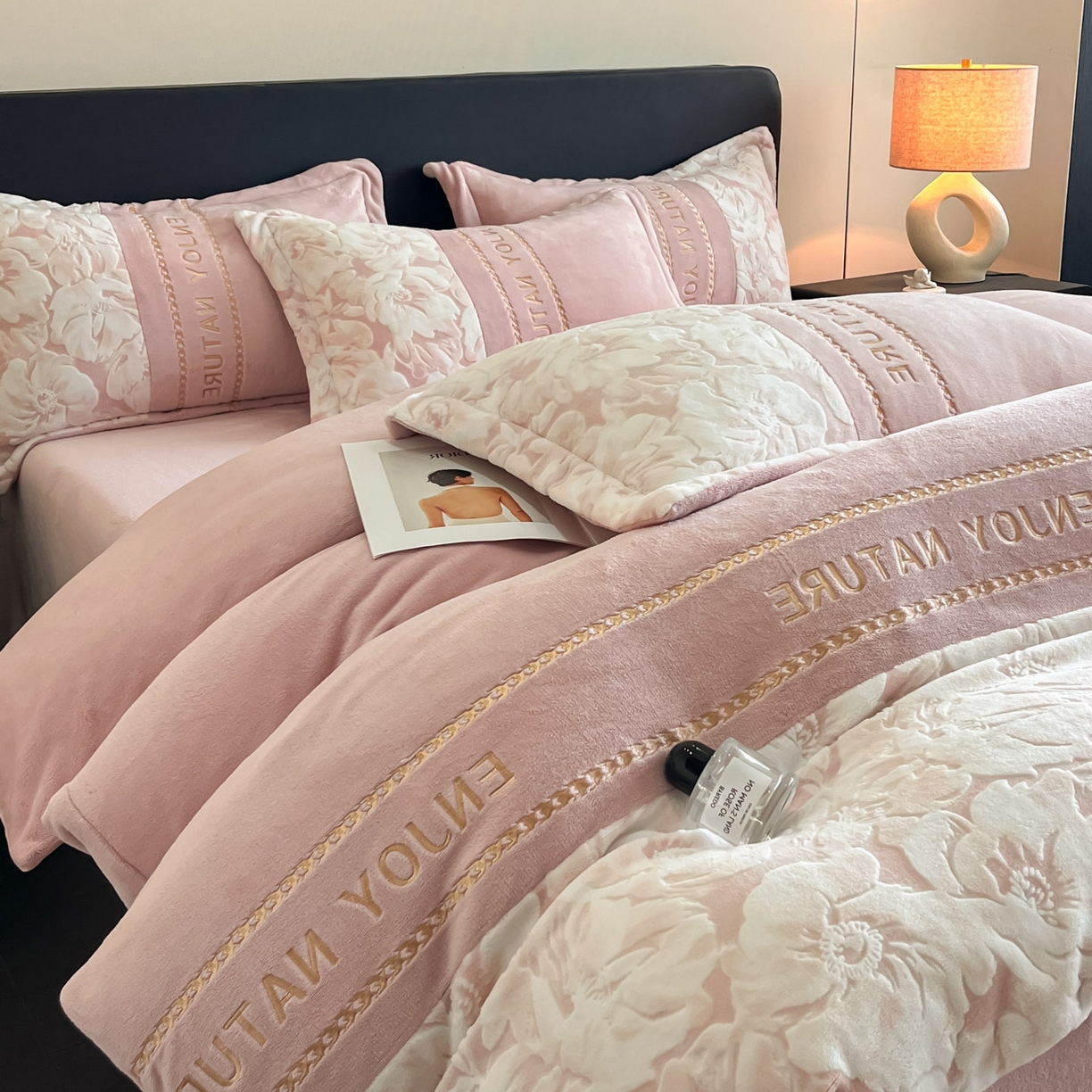 91家纺网 家纺一手货源 找家纺 博纳家纺 2025新款加厚牛奶绒雕花刺绣四件套-繁花倾心 繁花倾心-粉玉