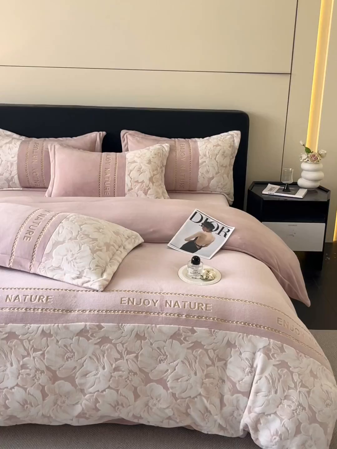 91家纺网 家纺一手货源 找家纺 博纳家纺 2025新款加厚牛奶绒雕花刺绣四件套-繁花倾心 繁花倾心-粉玉