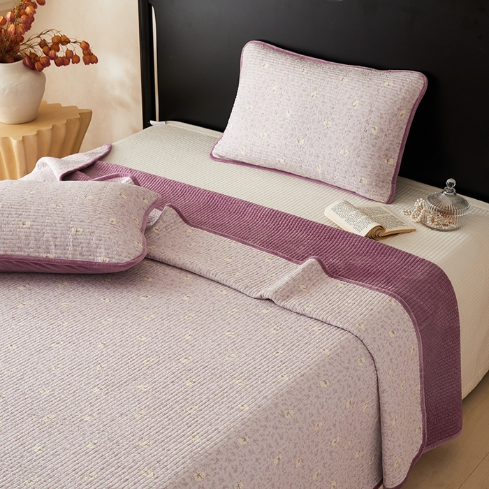 91家纺网 家纺一手货源 找家纺 （总）莎果家纺 2025冬季新款热推冬季必备寒冷的冬季有了它便多了些温暖婴儿绒+全棉床盖三件套