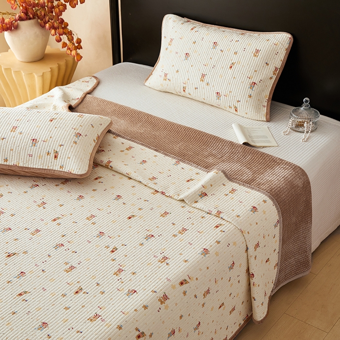 91家纺网 家纺一手货源 找家纺 （总）莎果家纺 2025冬季新款热推冬季必备寒冷的冬季有了它便多了些温暖婴儿绒+全棉床盖三件套