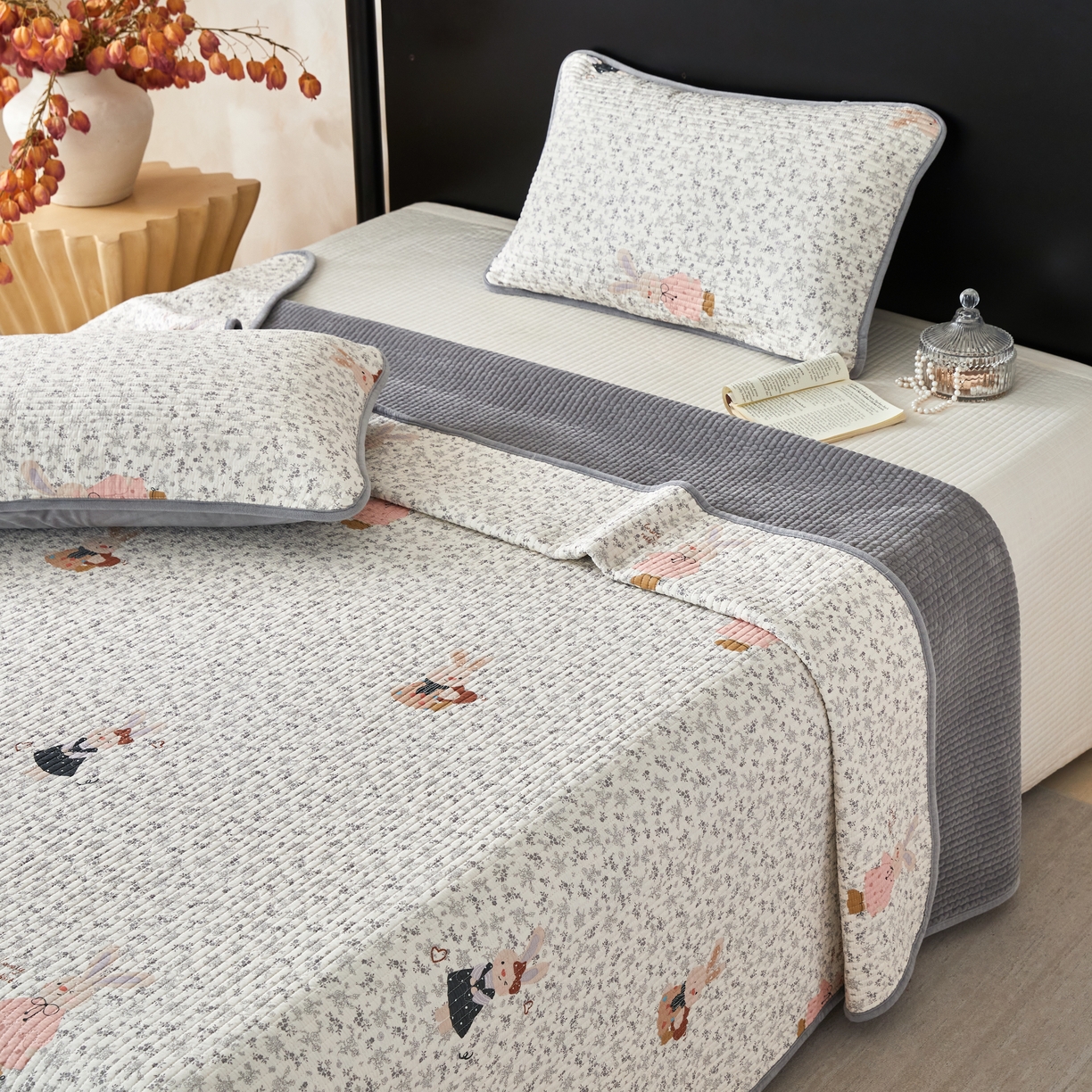 91家纺网 家纺一手货源 找家纺 （总）莎果家纺 2025冬季新款热推冬季必备寒冷的冬季有了它便多了些温暖婴儿绒+全棉床盖三件套