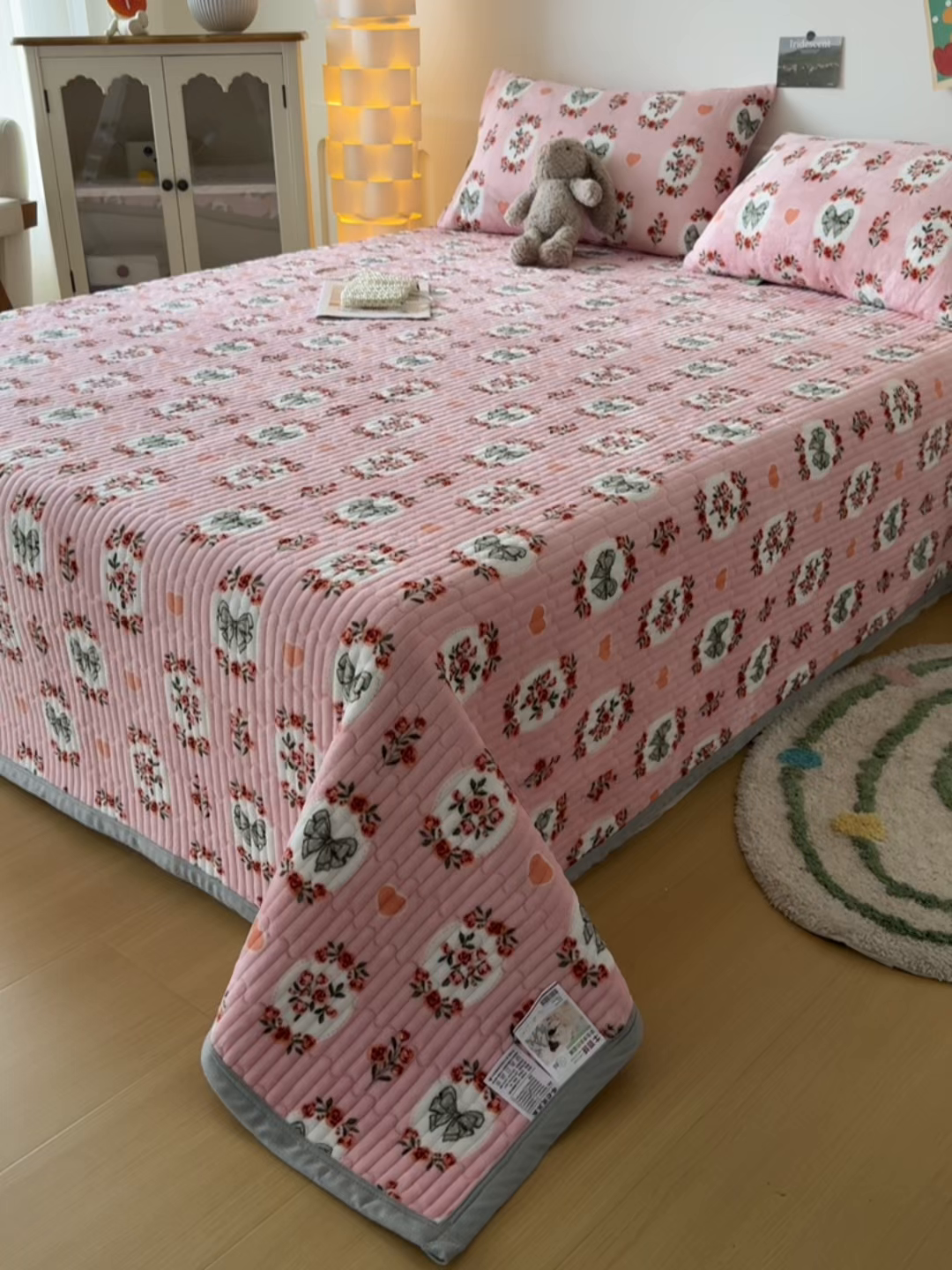 91家纺网 家纺一手货源 找家纺 首爱家纺 2025新款高克重牛奶绒夹棉印花床盖 豆蔻年华