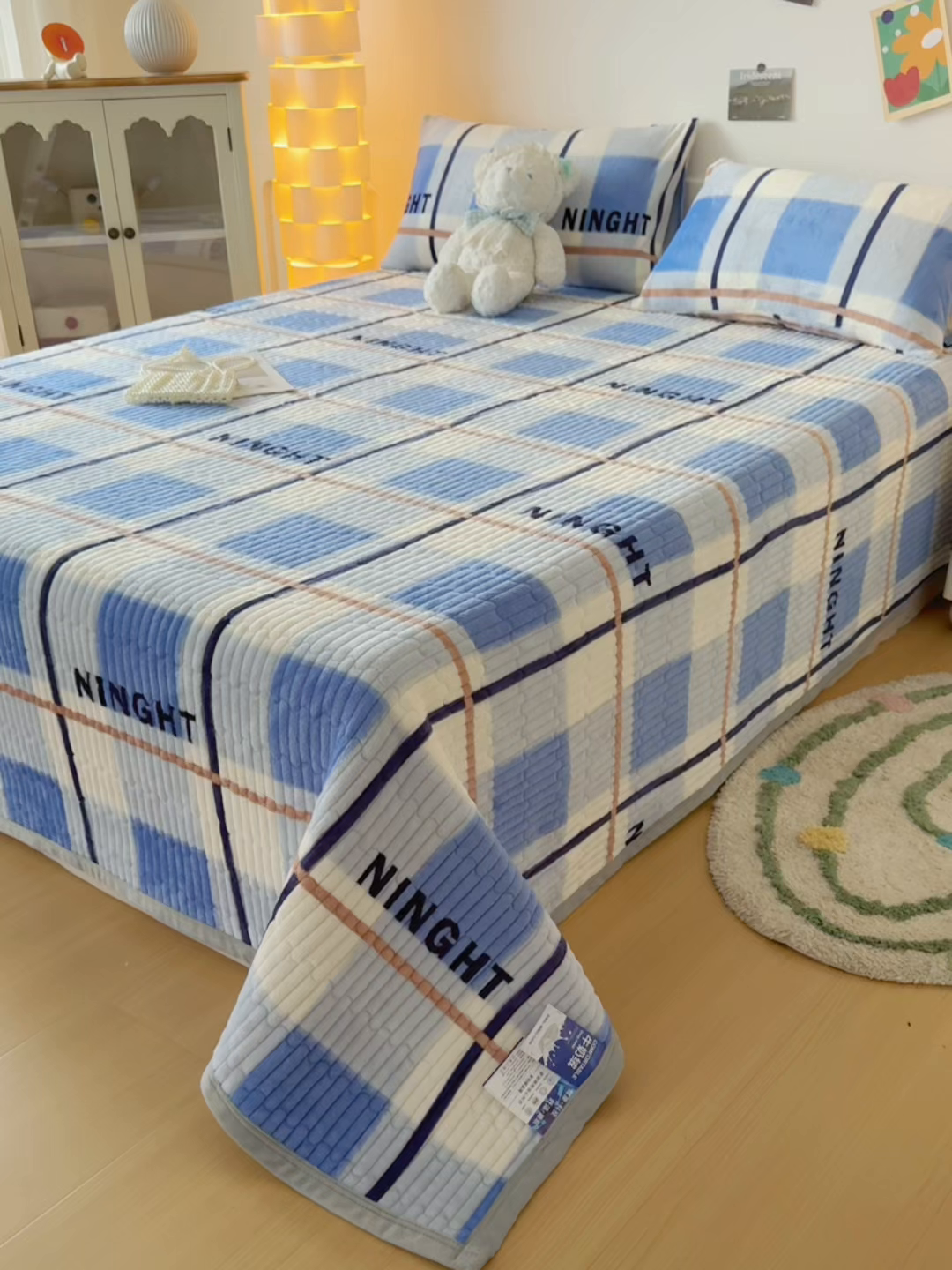 91家纺网 家纺一手货源 找家纺 首爱家纺 2025新款高克重牛奶绒夹棉印花床盖 格调