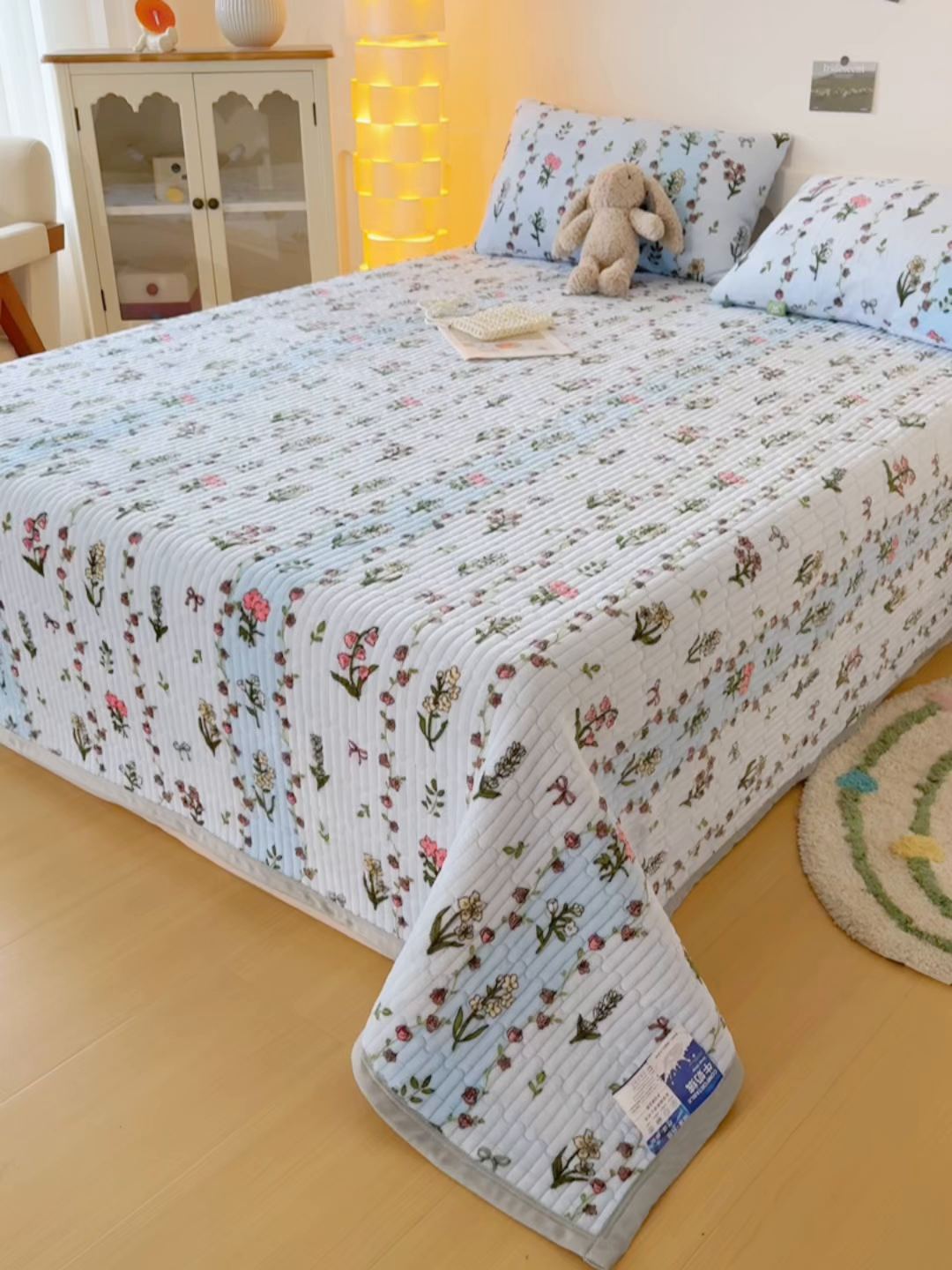 91家纺网 家纺一手货源 找家纺 首爱家纺 2025新款高克重牛奶绒夹棉印花床盖 花开盛世