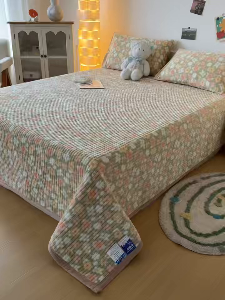 91家纺网 家纺一手货源 找家纺 首爱家纺 2025新款高克重牛奶绒夹棉印花床盖 花丛绿