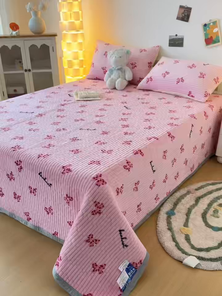 91家纺网 家纺一手货源 找家纺 首爱家纺 2025新款高克重牛奶绒夹棉印花床盖 蝴蝶粉