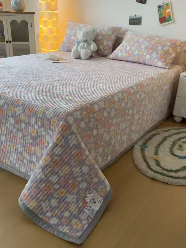 91家纺网 家纺一手货源 找家纺 首爱家纺 2025新款高克重牛奶绒夹棉印花床盖 花丛紫