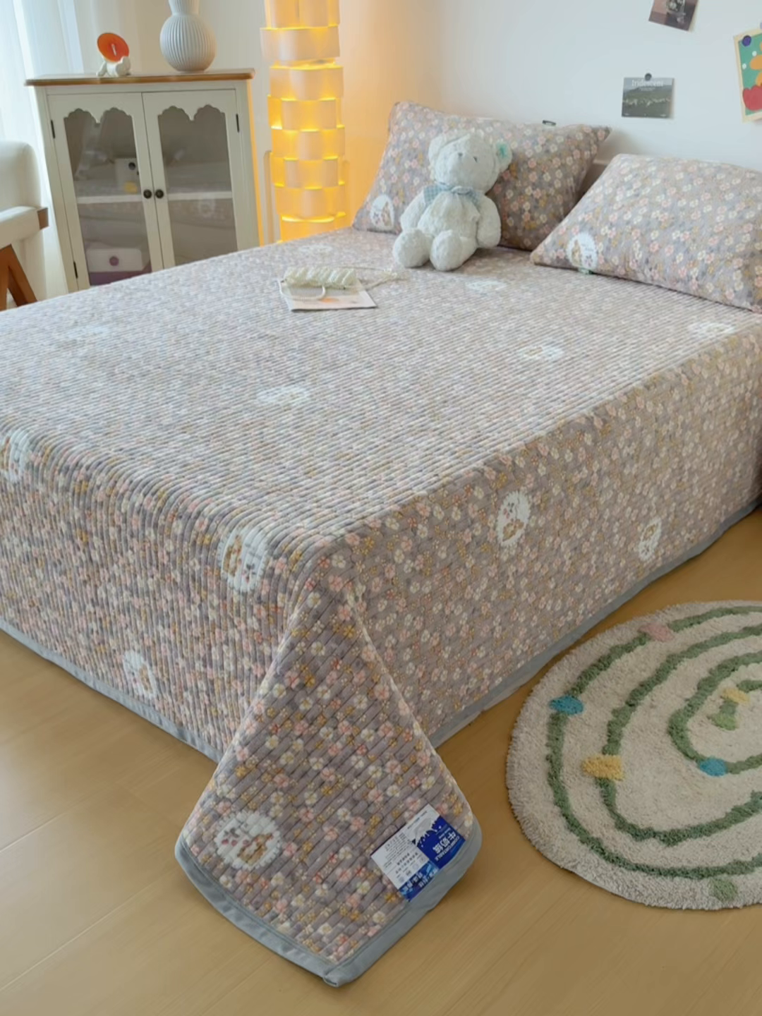 91家纺网 家纺一手货源 找家纺 首爱家纺 2025新款高克重牛奶绒夹棉印花床盖 花中精灵