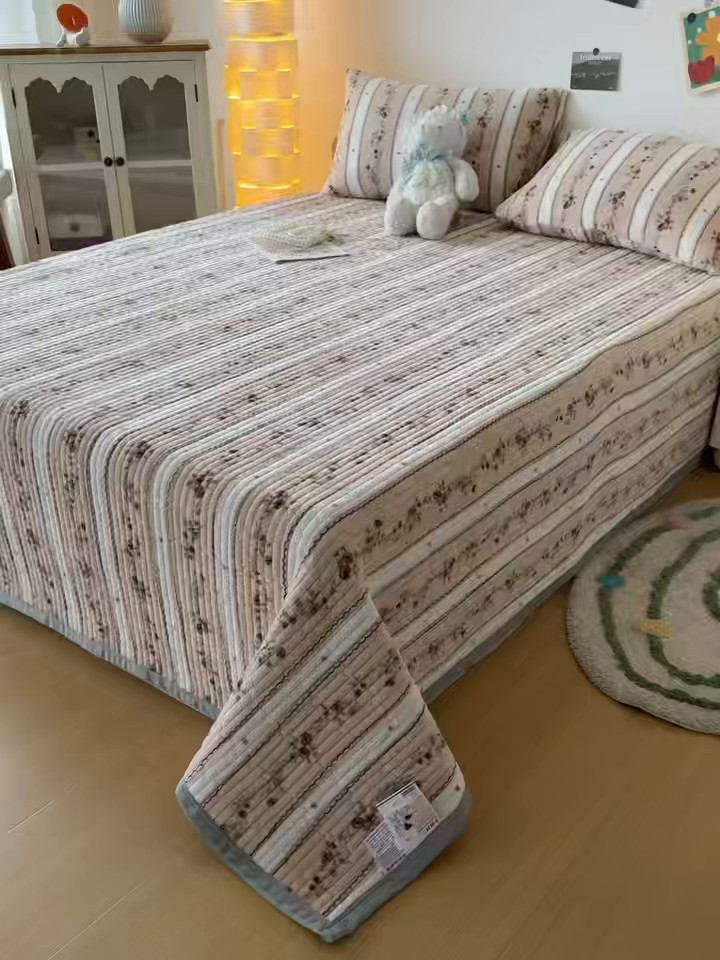 91家纺网 家纺一手货源 找家纺 首爱家纺 2025新款高克重牛奶绒夹棉印花床盖 花之物语