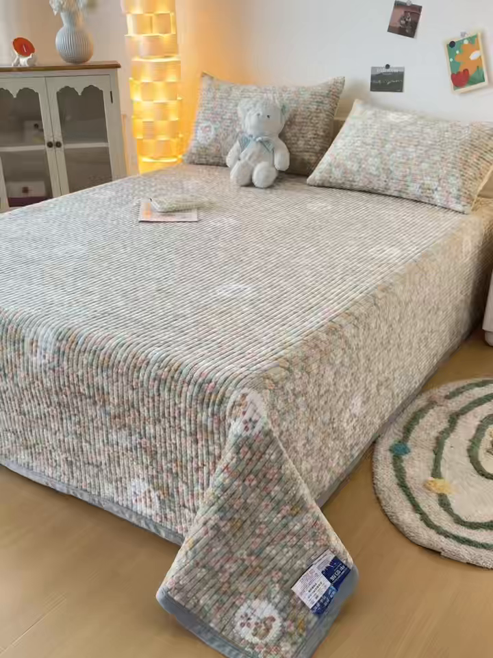 91家纺网 家纺一手货源 找家纺 首爱家纺 2025新款高克重牛奶绒夹棉印花床盖 梦中花