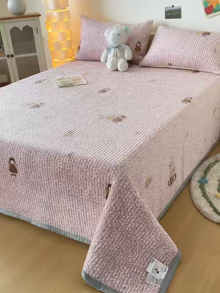 91家纺网 家纺一手货源 找家纺 首爱家纺 2025新款高克重牛奶绒夹棉印花床盖 少女心