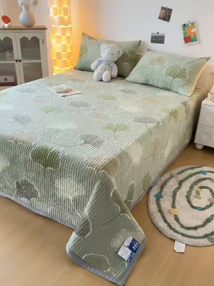 91家纺网 家纺一手货源 找家纺 首爱家纺 2025新款高克重牛奶绒夹棉印花床盖 叶语柔情