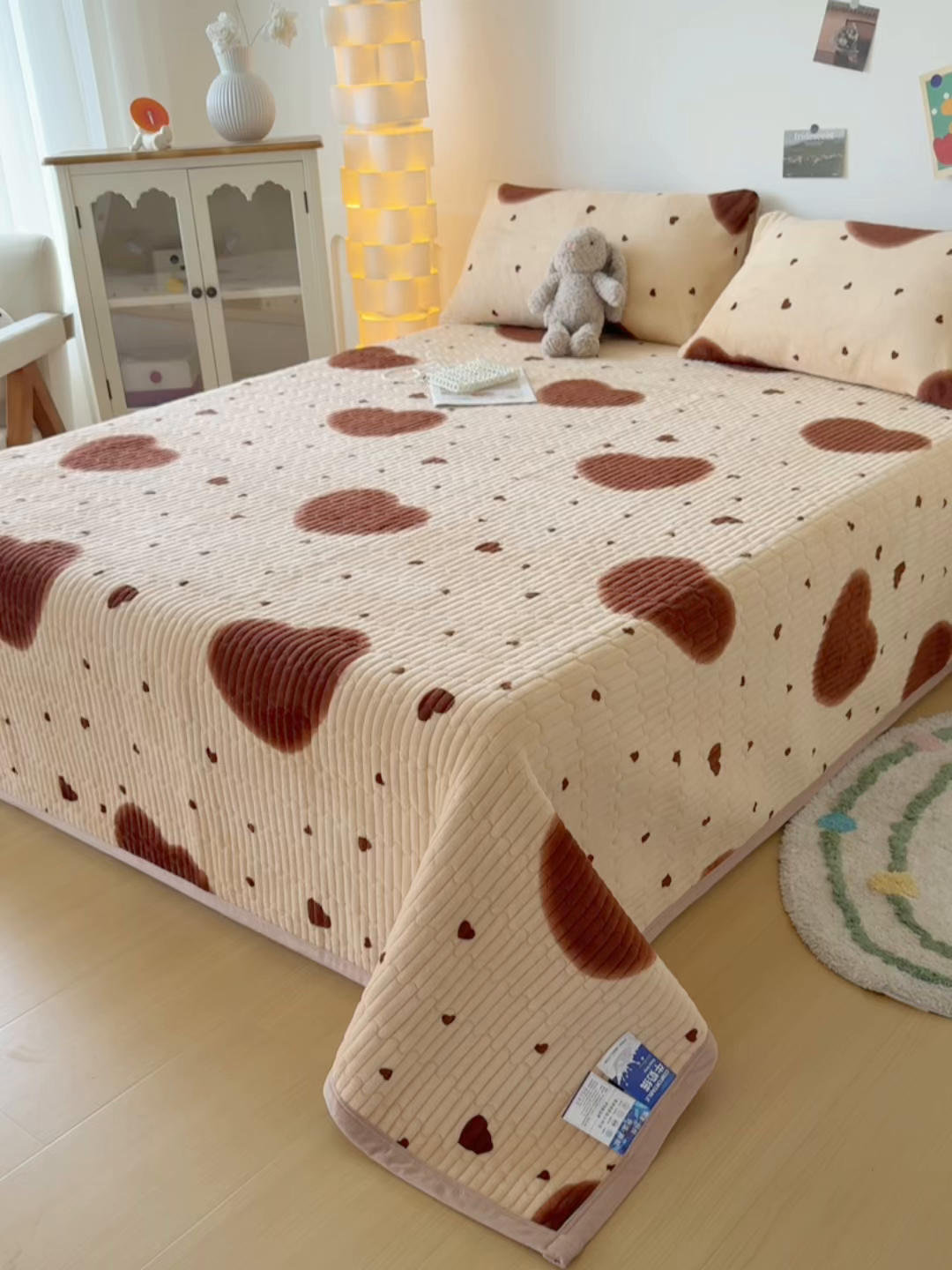 91家纺网 家纺一手货源 找家纺 棉乐町家居 2025新款高克重牛奶绒夹棉印花床盖 爱心满满