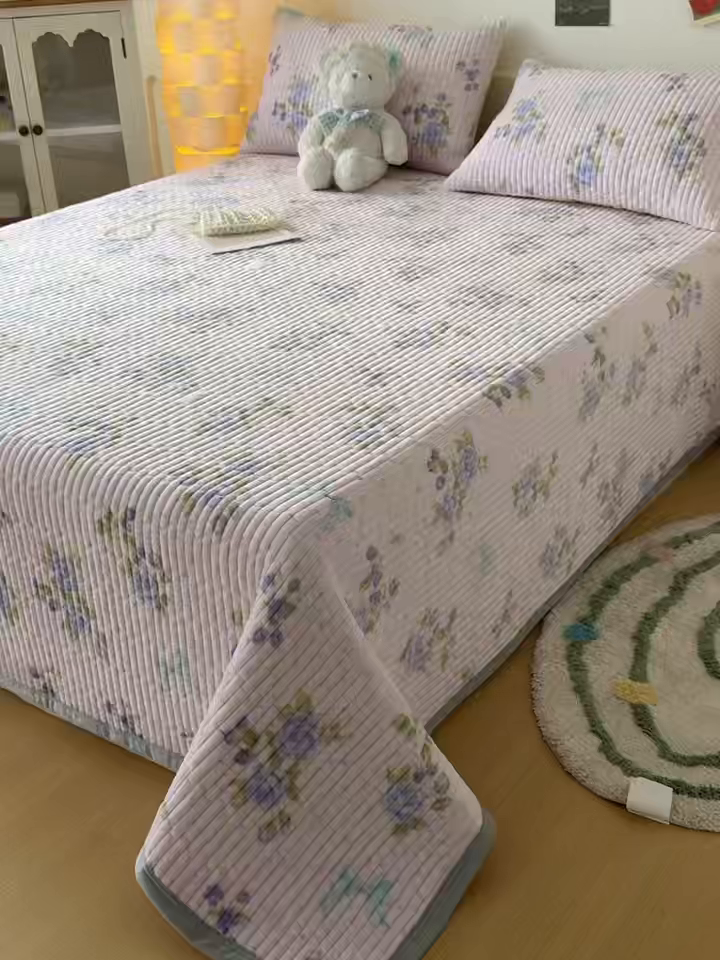 91家纺网 家纺一手货源 找家纺 棉乐町家居 2025新款高克重牛奶绒夹棉印花床盖 蝶恋花