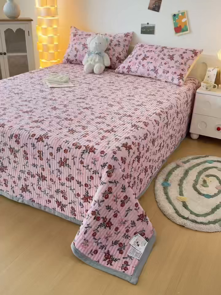 91家纺网 家纺一手货源 找家纺 棉乐町家居 2025新款高克重牛奶绒夹棉印花床盖 玫瑰人生