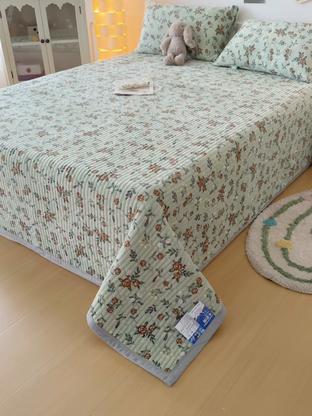 91家纺网 家纺一手货源 找家纺 棉乐町家居 2025新款高克重牛奶绒夹棉印花床盖 清新淡雅