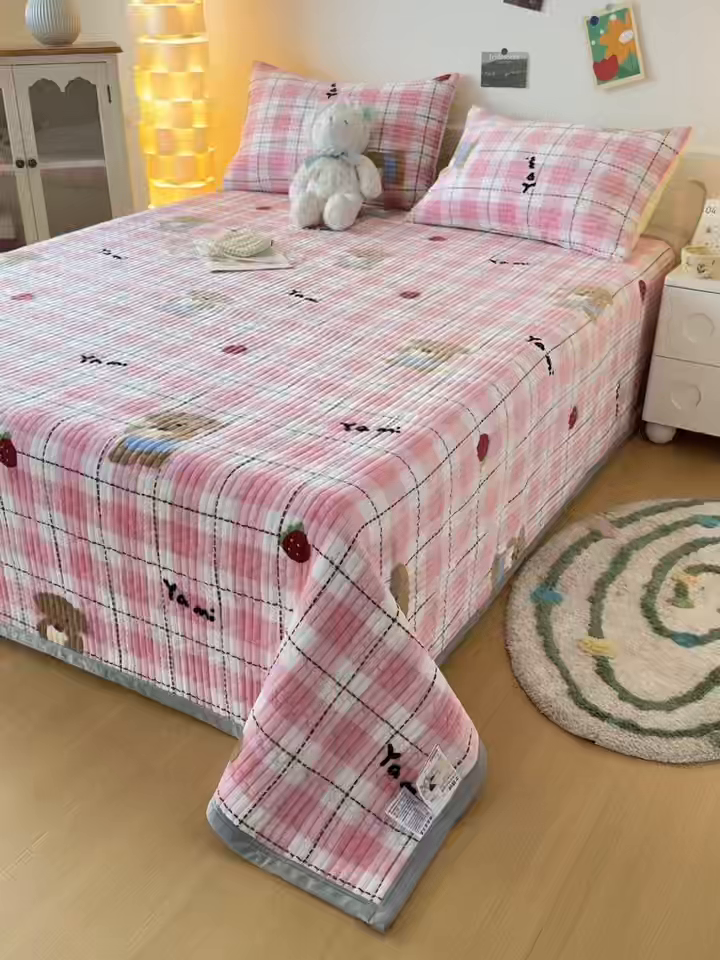 91家纺网 家纺一手货源 找家纺 棉乐町家居 2025新款高克重牛奶绒夹棉印花床盖 甜心熊粉