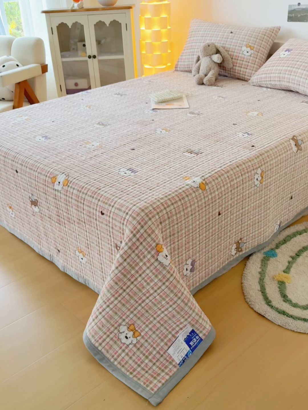 91家纺网 家纺一手货源 找家纺 棉乐町家居 2025新款高克重牛奶绒夹棉印花床盖 生日party