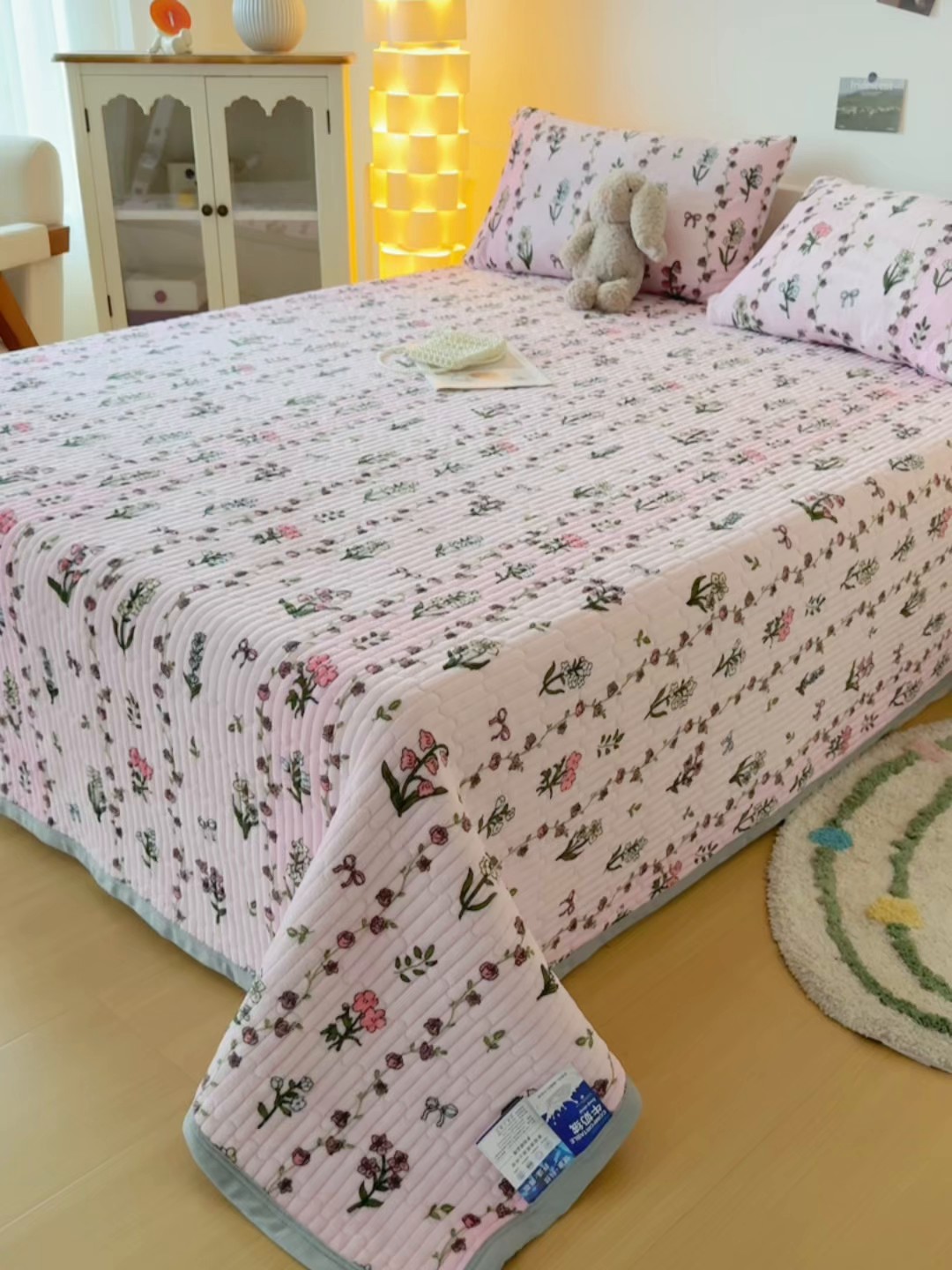 91家纺网 家纺一手货源 找家纺 棉乐町家居 2025新款高克重牛奶绒夹棉印花床盖 雍容华贵