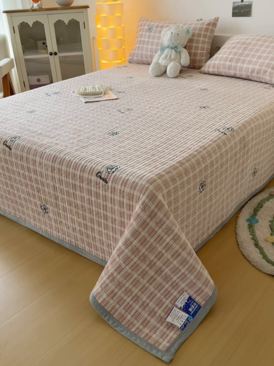 91家纺网 家纺一手货源 找家纺 棉乐町家居 2025新款高克重牛奶绒夹棉印花床盖 小资生活