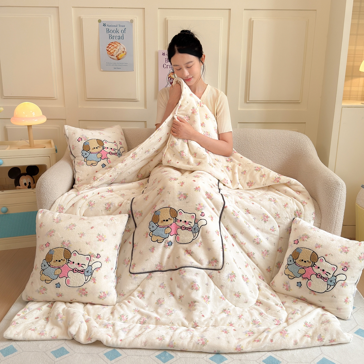 91家纺网 家纺一手货源 找家纺 铭宣家居 2025新款牛奶绒毛巾绣软萌抱枕被 梦境宝贝