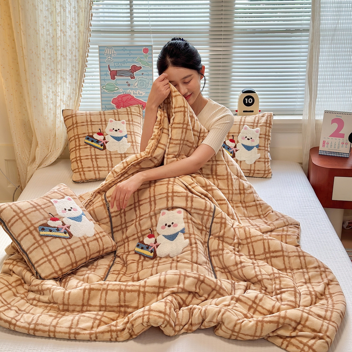 91家纺网 家纺一手货源 找家纺 铭宣家居 2025新款牛奶绒毛巾绣软萌抱枕被 格纹狗狗