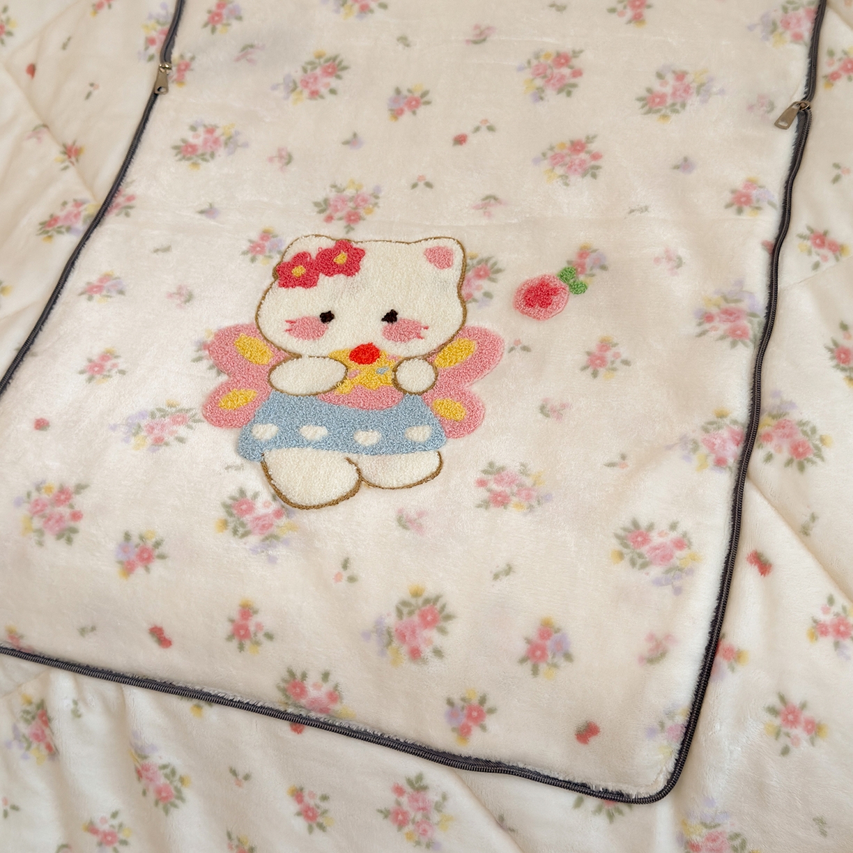 91家纺网 家纺一手货源 找家纺 铭宣家居 2025新款牛奶绒毛巾绣软萌抱枕被 花喵精灵