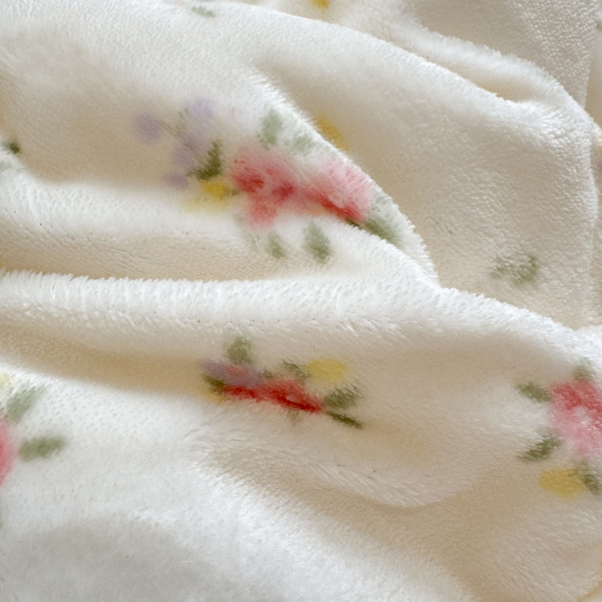 91家纺网 家纺一手货源 找家纺 铭宣家居 2025新款牛奶绒毛巾绣软萌抱枕被 花喵精灵