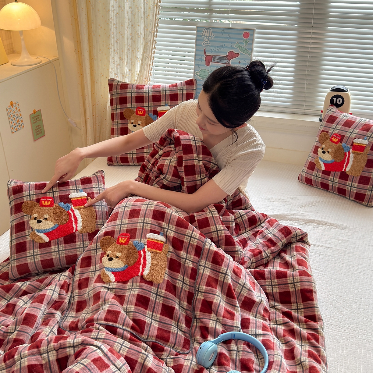 91家纺网 家纺一手货源 找家纺 铭宣家居 2025新款牛奶绒毛巾绣软萌抱枕被 红格汪趣