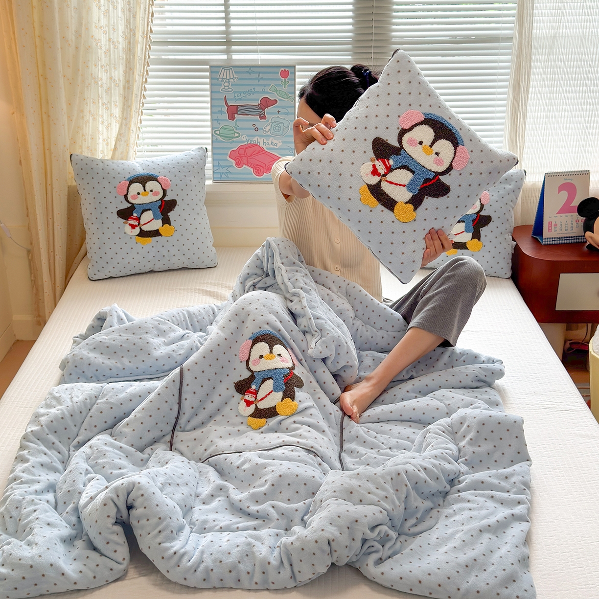 91家纺网 家纺一手货源 找家纺 铭宣家居 2025新款牛奶绒毛巾绣软萌抱枕被 企鹅趣蓝