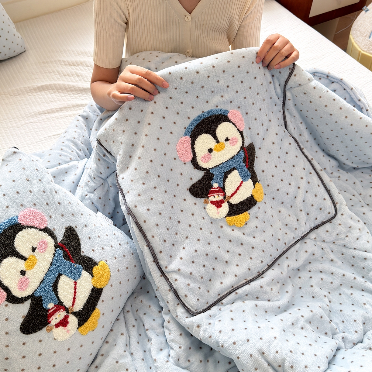 91家纺网 家纺一手货源 找家纺 铭宣家居 2025新款牛奶绒毛巾绣软萌抱枕被 企鹅趣蓝