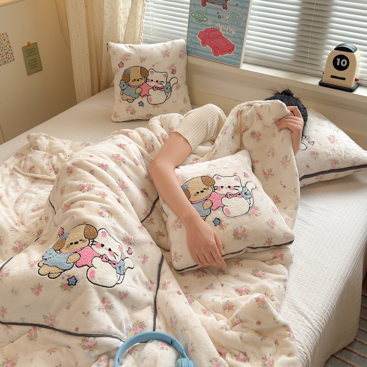 91家纺网 家纺一手货源 找家纺 铭宣家居 2025新款牛奶绒毛巾绣软萌抱枕被 梦境宝贝