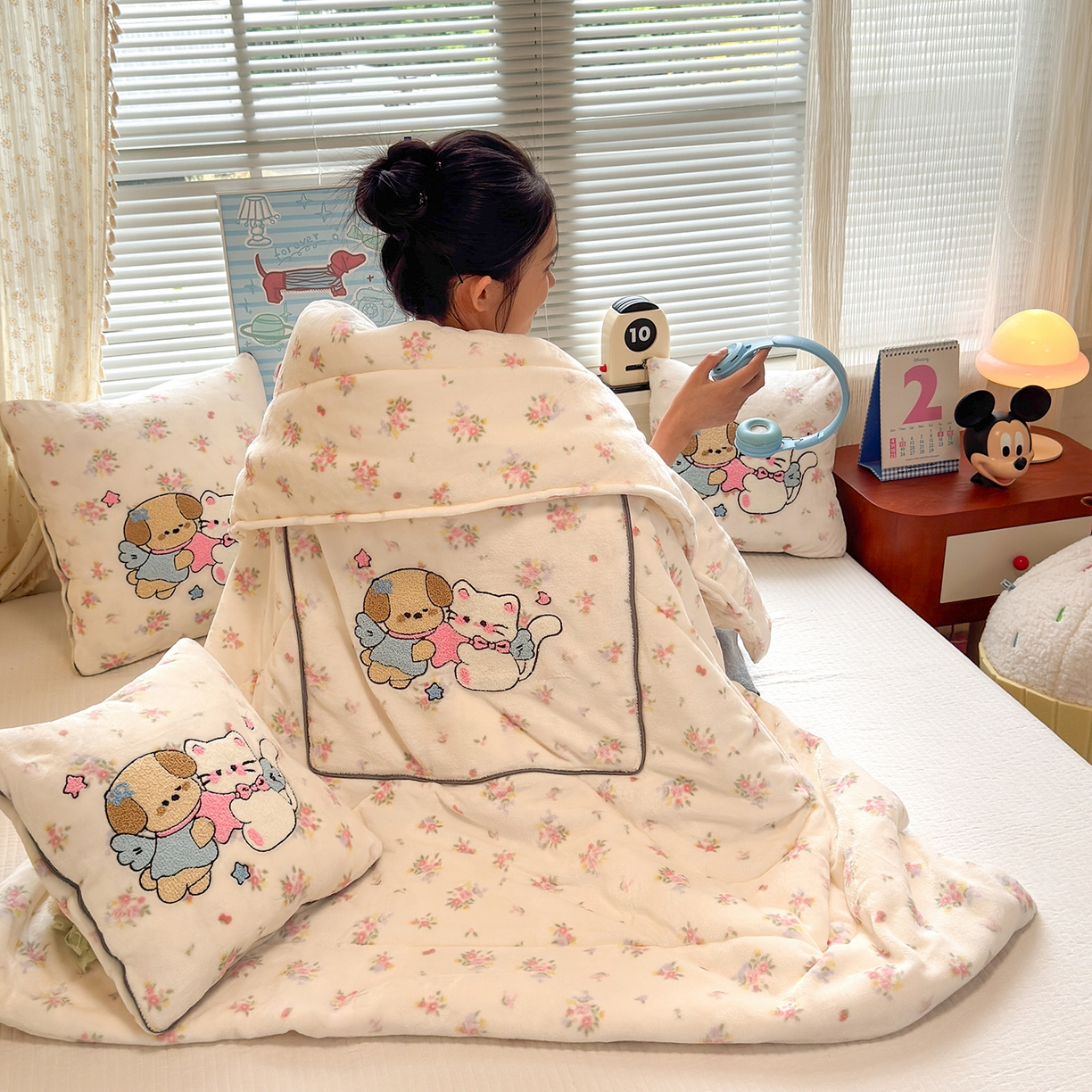 91家纺网 家纺一手货源 找家纺 铭宣家居 2025新款牛奶绒毛巾绣软萌抱枕被 梦境宝贝