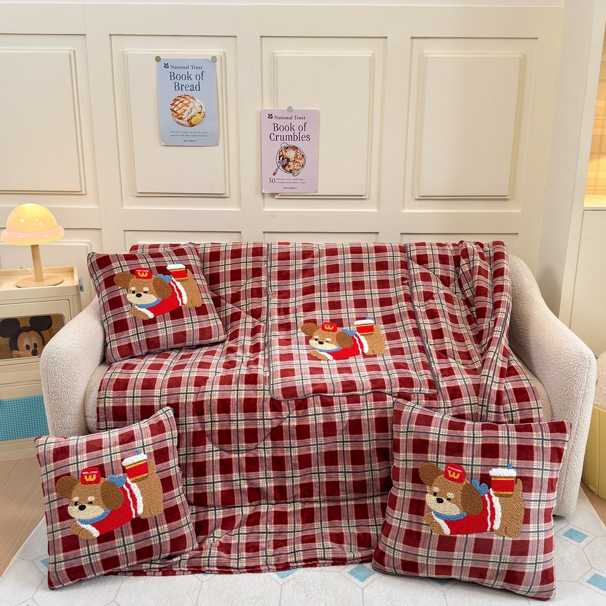 91家纺网 家纺一手货源 找家纺 铭宣家居 2025新款牛奶绒毛巾绣软萌抱枕被 红格汪趣