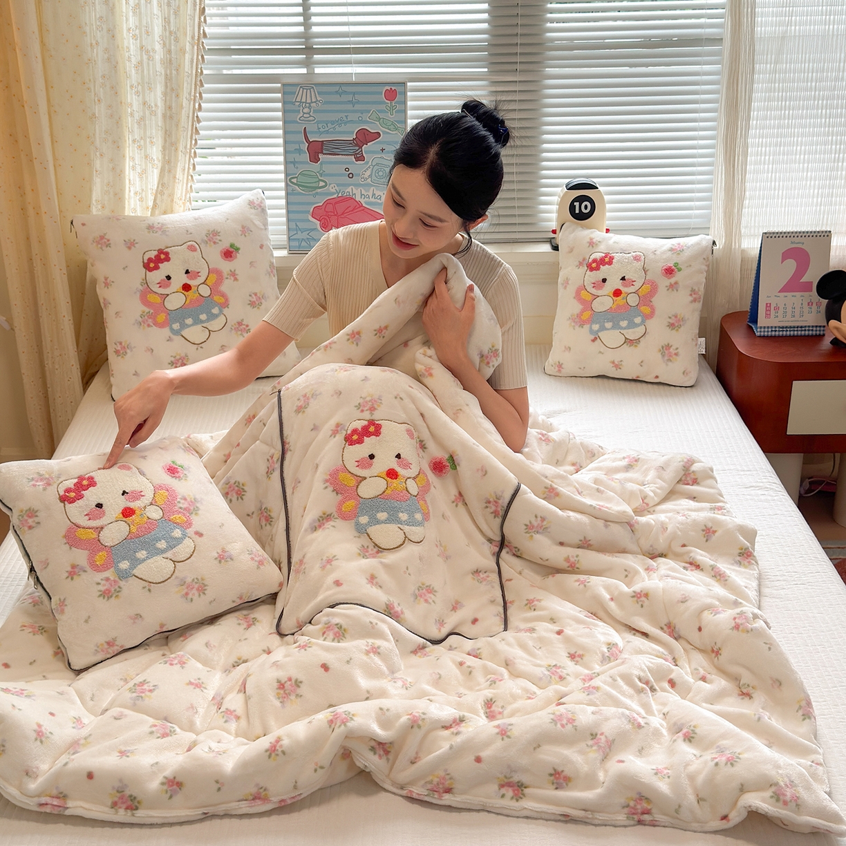 91家纺网 家纺一手货源 找家纺 铭宣家居 2025新款牛奶绒毛巾绣软萌抱枕被 花喵精灵