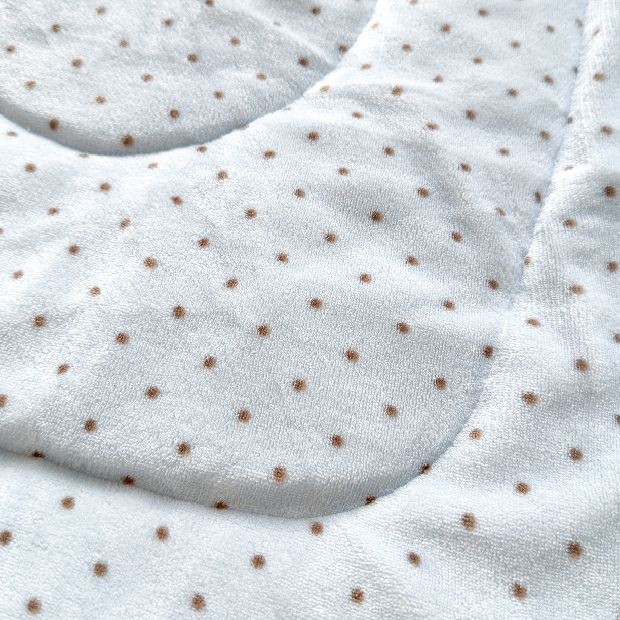 91家纺网 家纺一手货源 找家纺 铭宣家居 2025新款牛奶绒毛巾绣软萌抱枕被 企鹅趣蓝