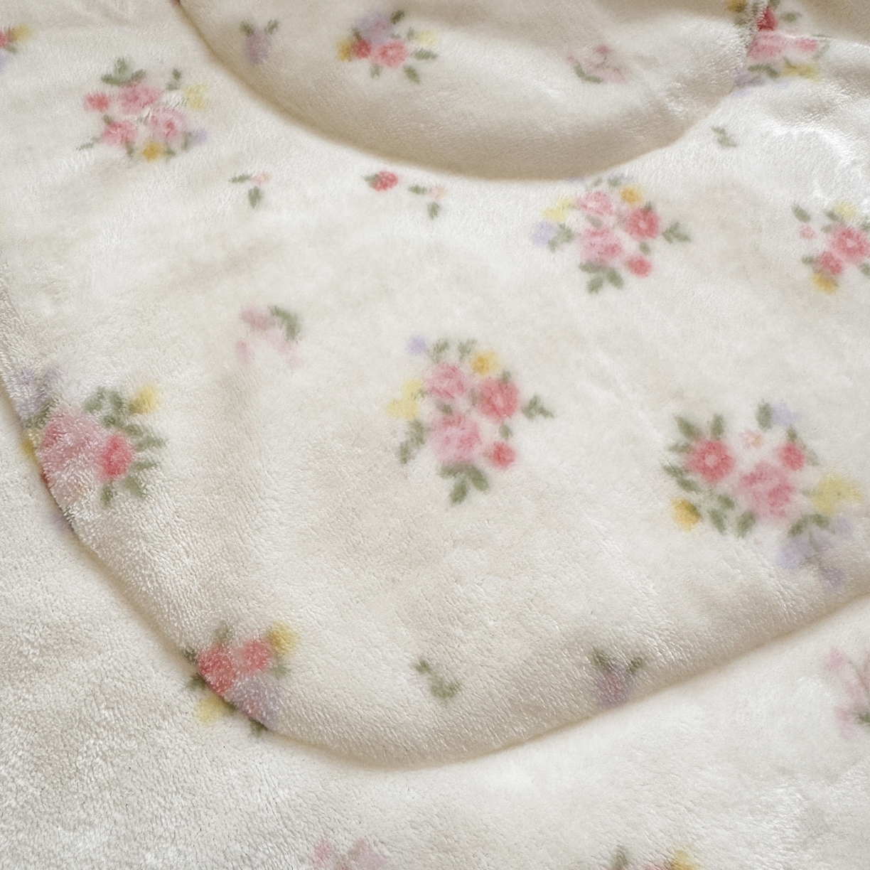 91家纺网 家纺一手货源 找家纺 铭宣家居 2025新款牛奶绒毛巾绣软萌抱枕被 花喵精灵