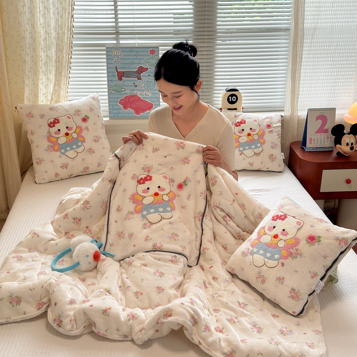 91家纺网 家纺一手货源 找家纺 铭宣家居 2025新款牛奶绒毛巾绣软萌抱枕被 花喵精灵