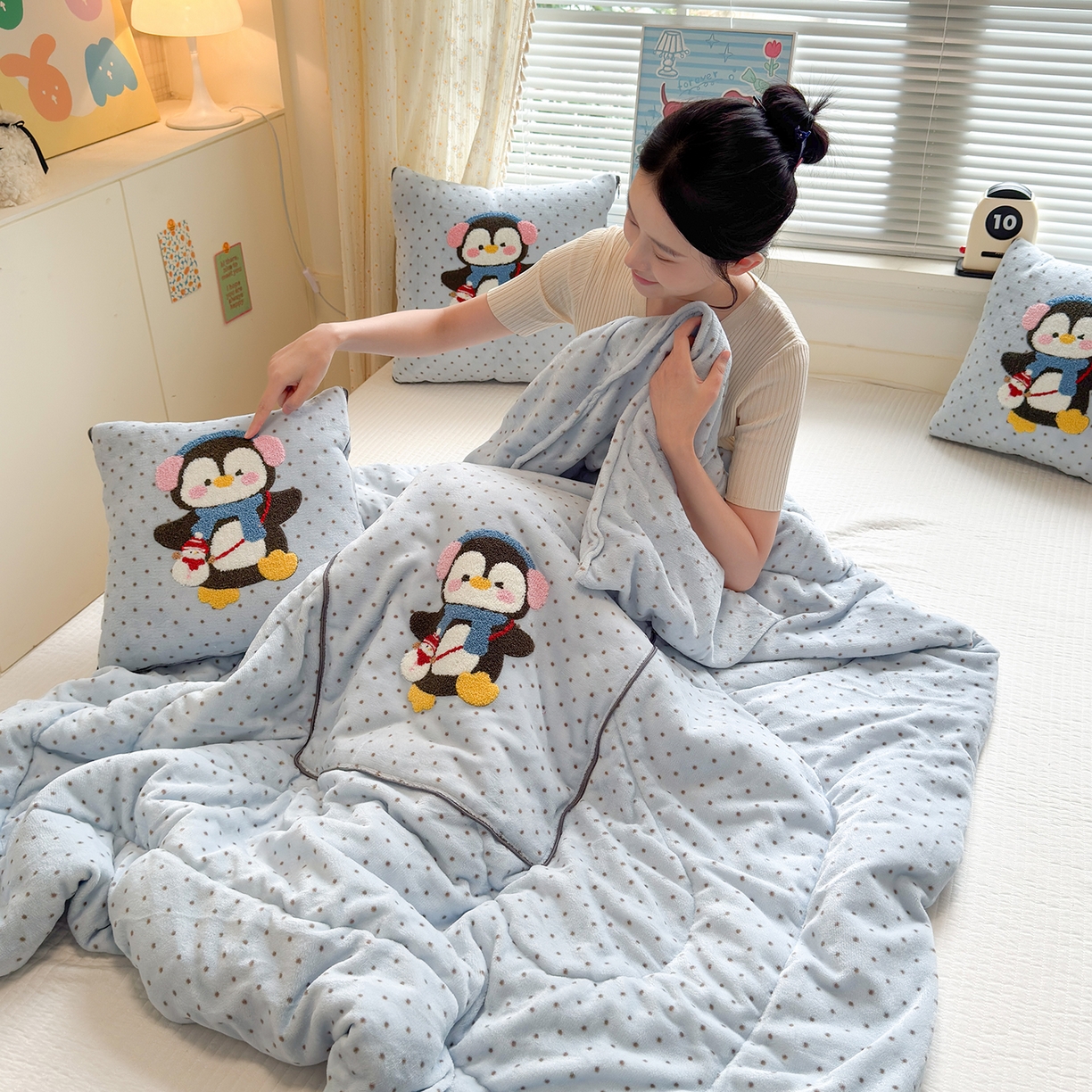 91家纺网 家纺一手货源 找家纺 铭宣家居 2025新款牛奶绒毛巾绣软萌抱枕被 企鹅趣蓝